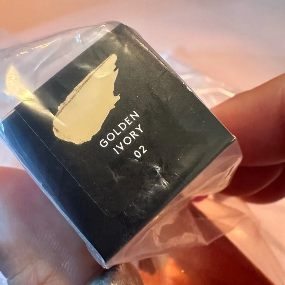 Fenty Bright Fix Eye brightener- Golden Ivory 10ml & Yensa Skin on Skin Sponge